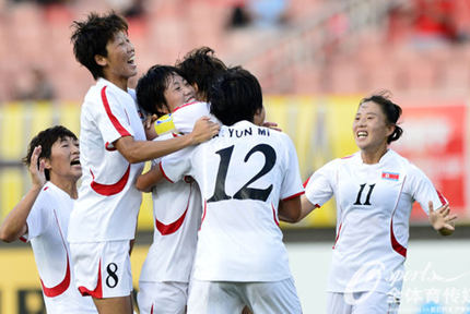朝鲜女足成功卫冕8月8日，朝鲜女足2-0力克韩国女足，三战全胜成功卫冕冠军，韩国2胜1负排名第二。【详细】 