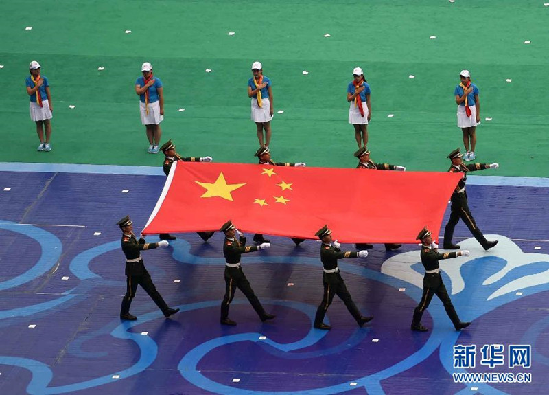 8月9日，在護旗手的護衛下，中華人民共和國國旗進入開幕式現場。 當日，第十屆全國少數民族傳統體育運動會開幕式在內蒙古鄂爾多斯舉行。新華社記者藺以光攝