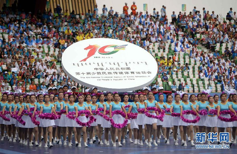 8月9日，花環會徽方隊簇擁著第十屆全國少數民族傳統體育運動會會徽入場。當日，第十屆全國少數民族傳統體育運動會開幕式在內蒙古鄂爾多斯舉行。 新華社記者王鵬攝