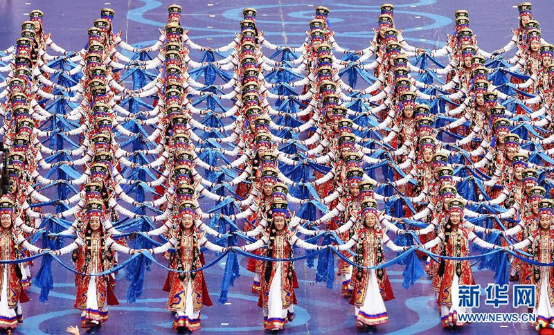 8月9日，蒙古族哈達方隊進入開幕式現場。 當日，第十屆全國少數民族傳統體育運動會開幕式在內蒙古鄂爾多斯舉行。 新華社記者郭勇攝
