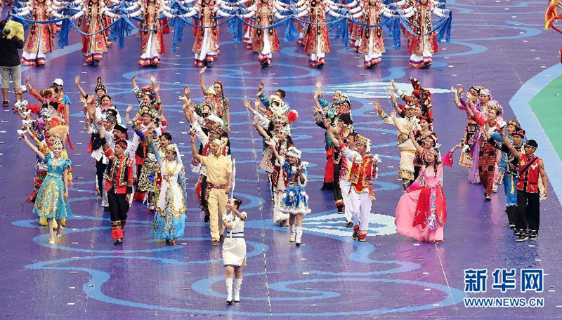 8月9日，身著民族傳統服裝的火炬手方隊入場。 當日，第十屆全國少數民族傳統體育運動會開幕式在內蒙古鄂爾多斯舉行。 新華社記者郭勇攝