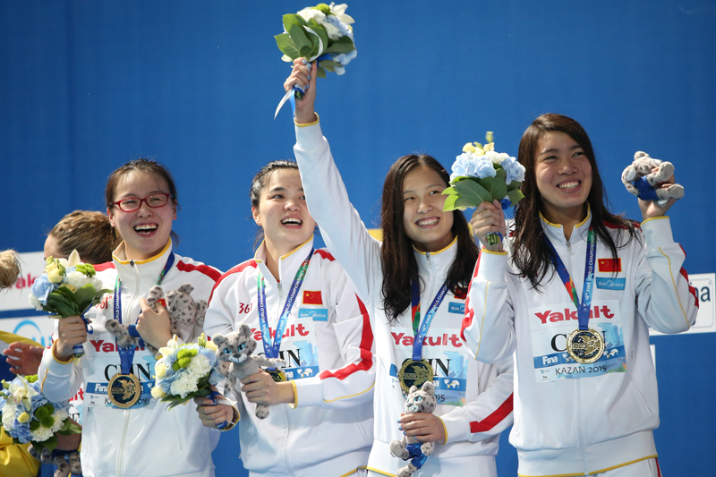 中國隊選手傅園慧、史婧琳、陸瀅和沈鐸（從左到右）在頒獎儀式上向隊友致意。新華社記者戴天放攝 