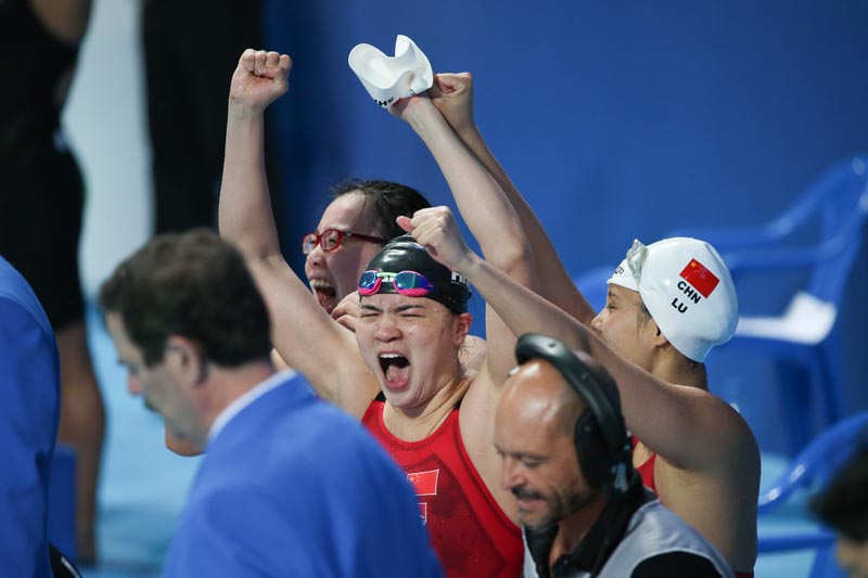 中國隊選手傅園慧、史婧琳、陸瀅（從左到右）慶祝奪冠。新華社記者戴天放攝 