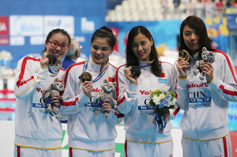 中國隊選手傅園慧、史婧琳、陸瀅和沈鐸（從左到右）在頒獎儀式后留影。新華社記者孟永民攝 
