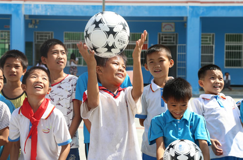之巅 活动走进贫困小学 孩子们首次接触足球课