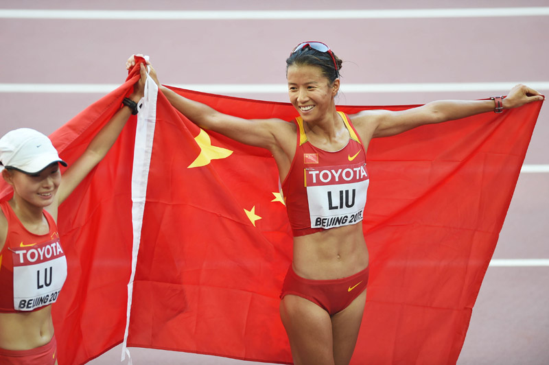 中國選手劉虹（右）、呂秀芝在比賽后慶祝。新華社記者王昊飛攝
