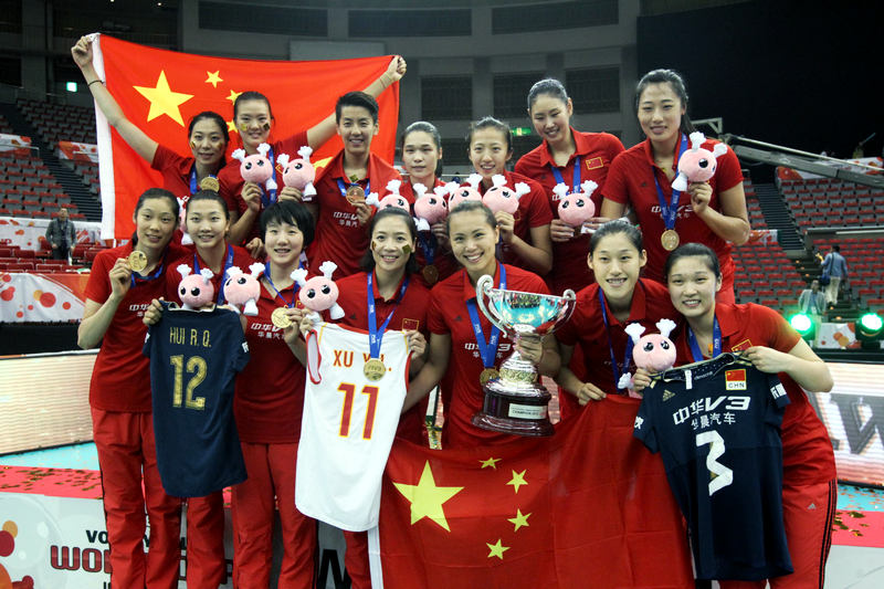 中国女排队员庆祝夺冠