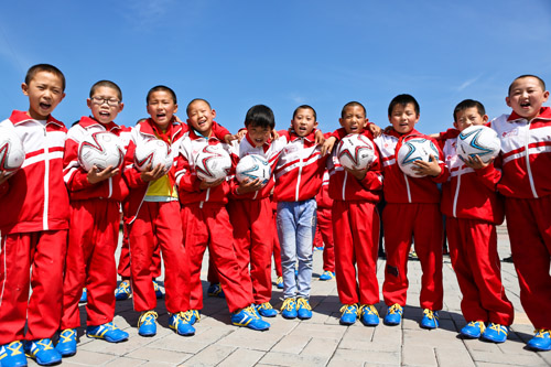希望之颠 将足球梦想带进宣化 小学生迎来足球