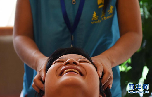 �Ĵ�һ�Ŷ�ѡ������ѩ���£��ڽ��ܰ�Ħʱ��¶Ц�ݡ�