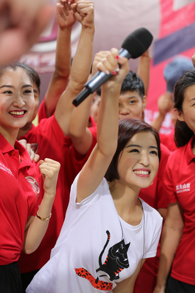央視美女主播楊茗茗與中國隊員一起為選手加油打氣