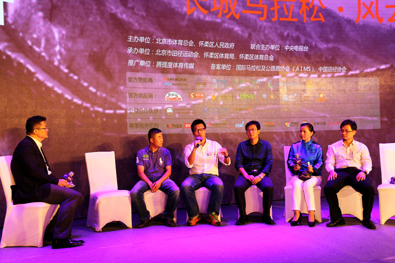 阿甘跑步創始人尚文先生（左三）分享阿甘跑步應用功能