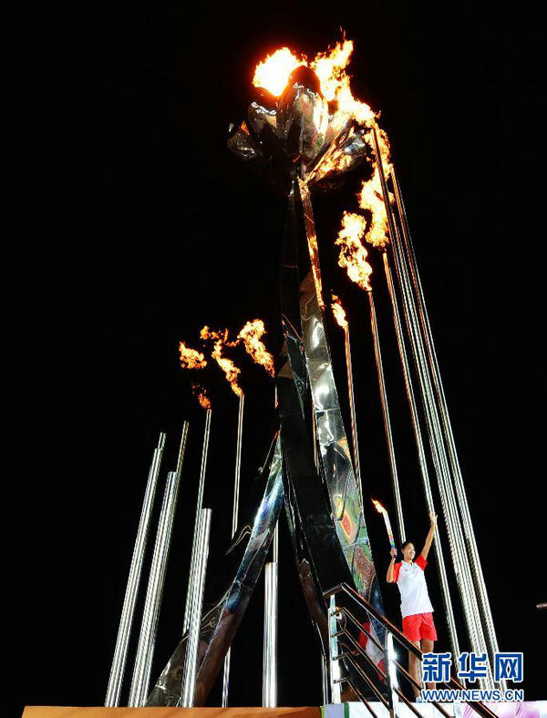 10月18日，沙灘排球運動員薛晨點燃火炬。當日，第一屆全國青年運動會開幕式在福州海峽奧體中心主體育場舉行。 新華社記者魏培全攝