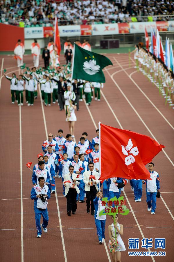 10月18日，香港特別行政區體育代表團（前）入場。 當日，第一屆全國青年運動會開幕式在福州海峽奧體中心主體育場舉行。新華社記者張金加攝