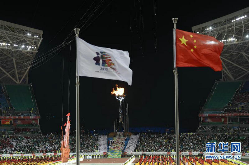 10月18日，主火炬在開幕式現場熊熊燃燒。當日，第一屆全國青年運動會開幕式在福州海峽奧體中心主體育場舉行。 新華社記者鞠煥宗攝