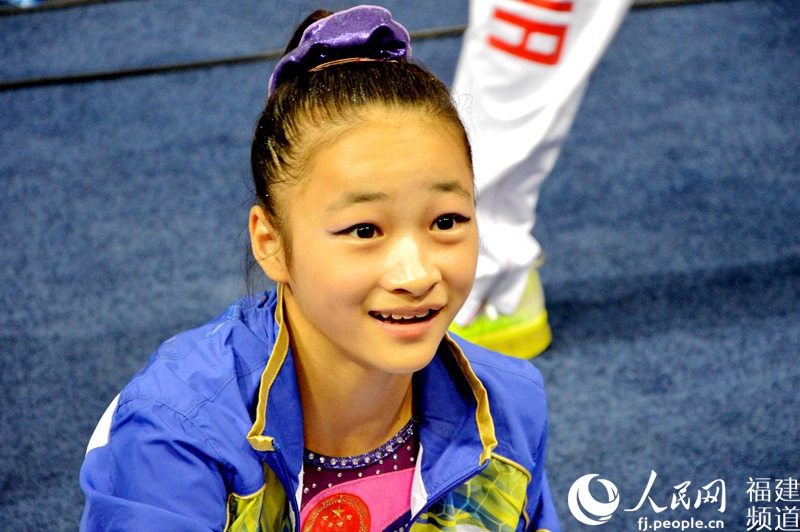 郑州代表队的体操选手刘津茹看到分数牌上打出的成绩时瞬间的表情尽显萌态。凭借14.3的高分，她获得了第一届全国青运会体操女子跳马比赛的冠军。李挺摄