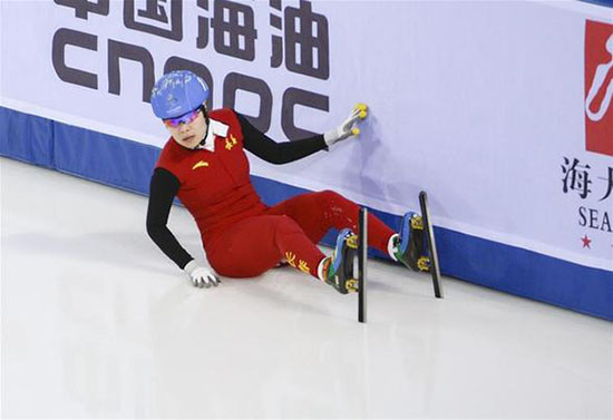 1月21日，周洋在半决赛中摔倒。当日，在第十三届全国冬季运动会短道速滑女子1500米半决赛中，奥运冠军、长春选手周洋被判犯规无缘决赛。 新华社记者赵戈摄