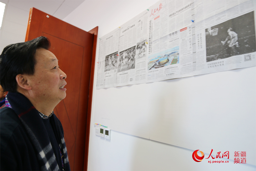 国家体育总局副局长杨树安参观人民日报刊登的“十三冬”系列报道。徐蒙 摄