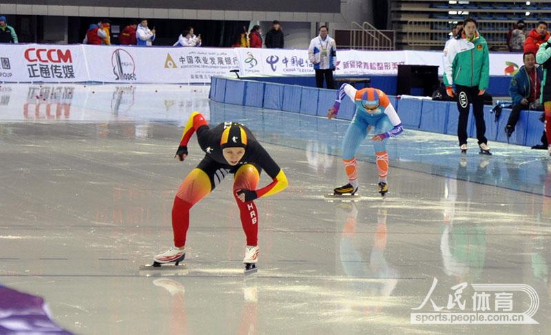 杨磊) 1月25日上午,在冬运会速度滑冰女子1000米比赛中,哈尔滨代表队