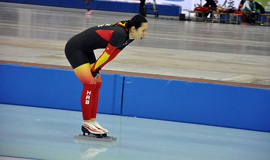 1月25日，第十三届冬运会速滑女子1000米决赛中，哈尔滨代表队选手张虹以1分14秒69 的成绩夺得金牌，这也是她在本次冬运会上获得的第三枚金牌。图为张虹在比赛结束后进行放松。人民网记者 杨磊摄