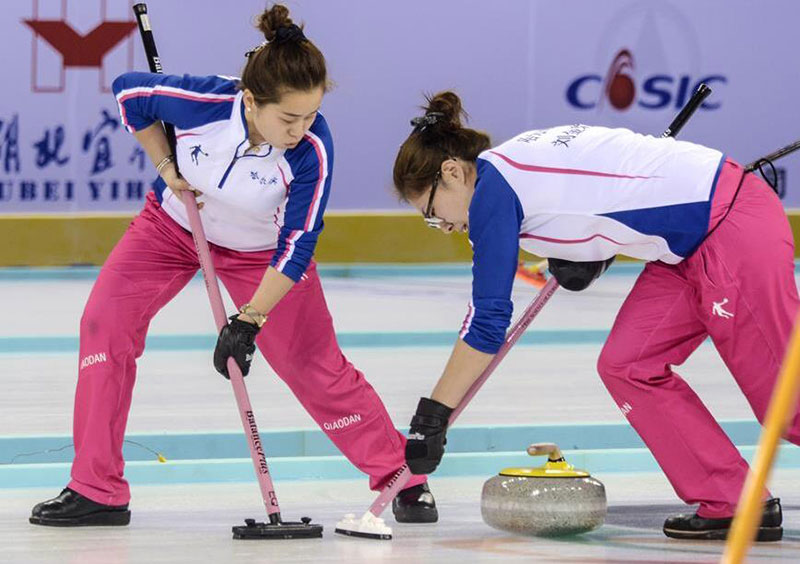 1月29日，哈尔滨队队员王芮（左）和刘金莉正在擦冰。当日，在第十三届全国冬季运动会女子冰壶决赛中，哈尔滨队以8比4战胜齐齐哈尔队，获得冠军。 新华社记者王菲摄