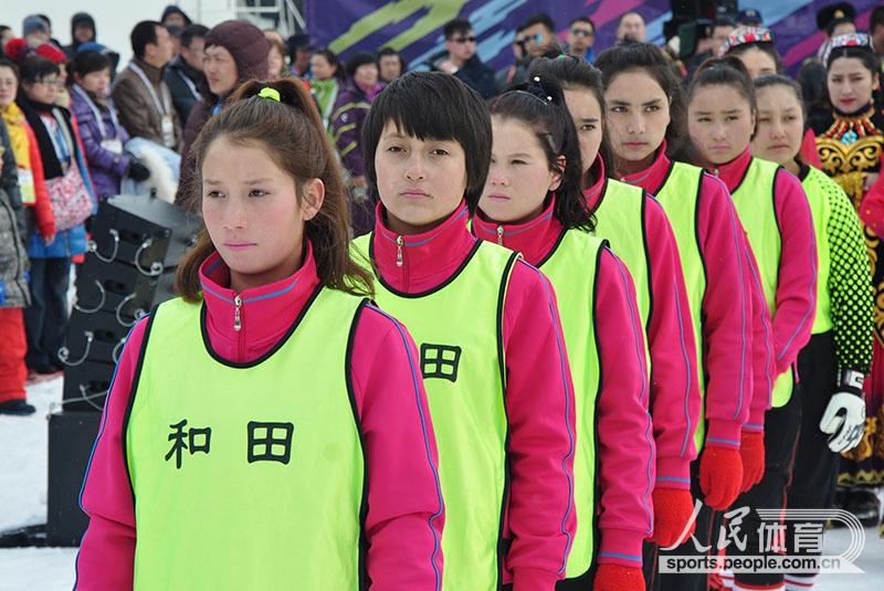 参加闭幕式的新疆女足队员