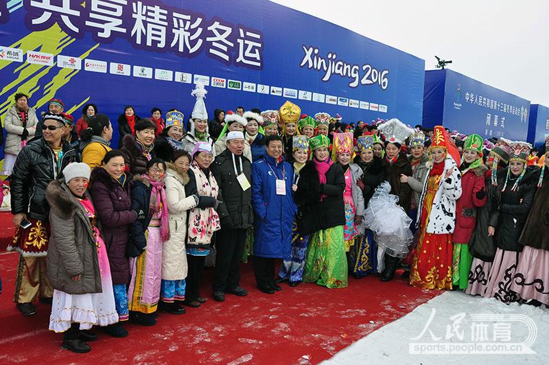 内蒙古体育局局长与蒙古族观众合影