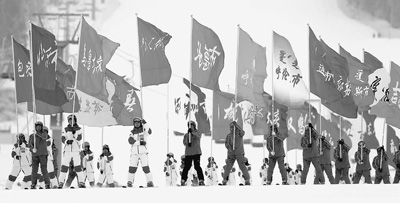 1月30日，各运动代表队进入闭幕式现场。当日，第十三届全国冬季运动会在乌鲁木齐市丝绸之路国际滑雪场落下帷幕。 本报记者 王霞光摄