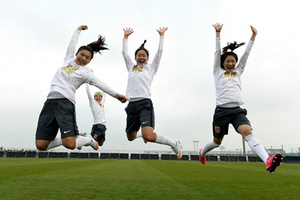 女足姑娘庆祝晋级里约奥运3月8日，中国女足训练备战奥预赛收官战，全队穿上特制T恤庆祝出线。【详细】 