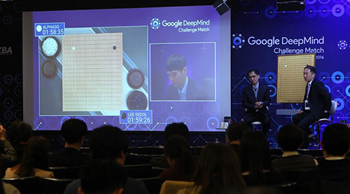 3月15日，韓國九段棋手李世石與“阿爾法圍棋”在韓國首爾進行第五場對弈。新華社記者姚琪琳攝