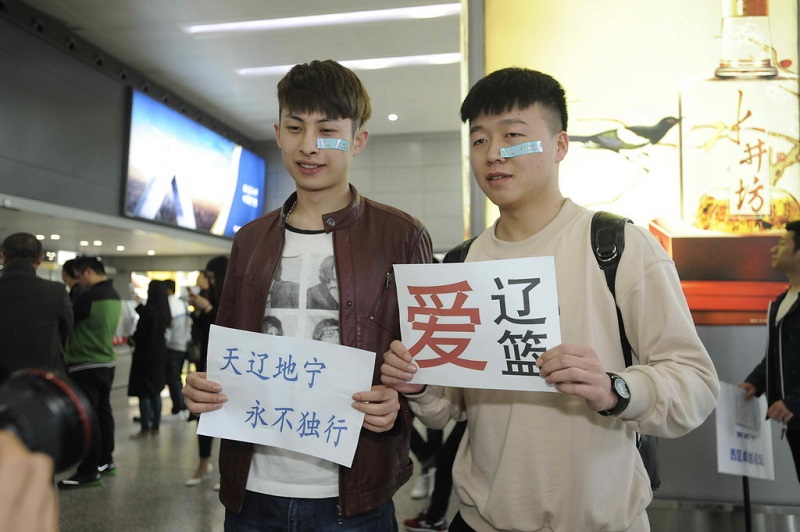 遼寧三將抵達成都全程安保跟隨,球迷熱情迎接.