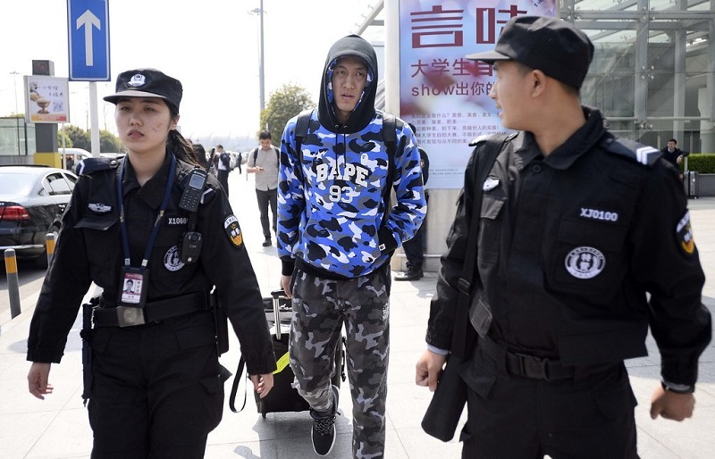 遼寧三將抵達成都全程安保跟隨,球迷熱情迎接.
