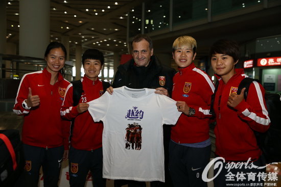 3月10日，中国女足结束奥预赛征程凯旋抵京，布鲁诺与队员庆祝晋级奥运会。