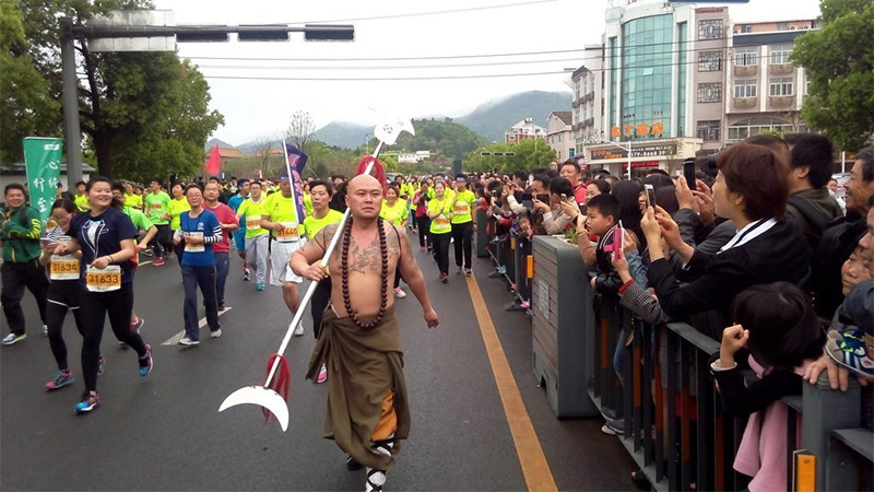 高清:横店马拉松大玩影视混搭 趣味跑步欢乐穿越