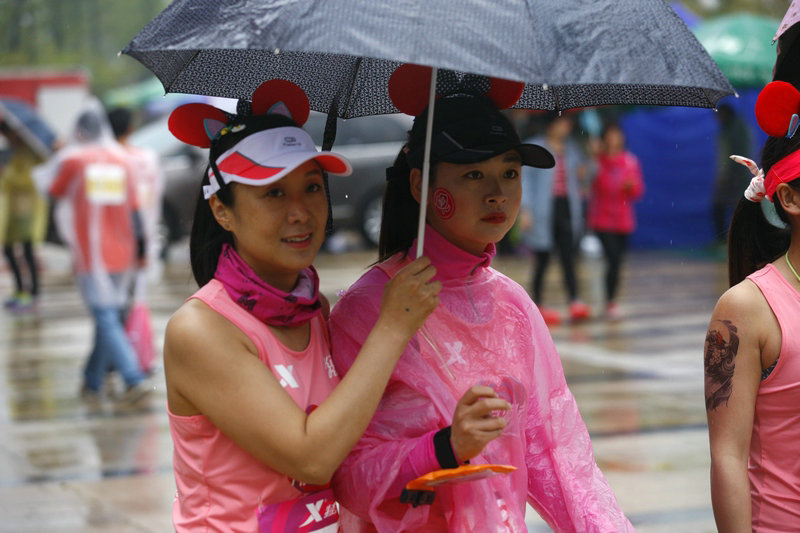 南京女子半馬雨中開跑 肯尼亞選手包攬前三