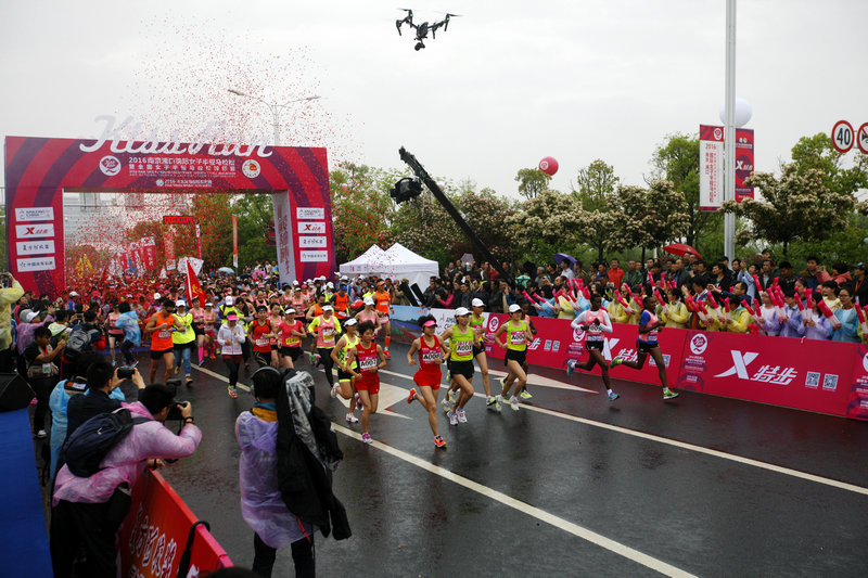 南京女子半馬雨中開跑 肯尼亞選手包攬前三【3】