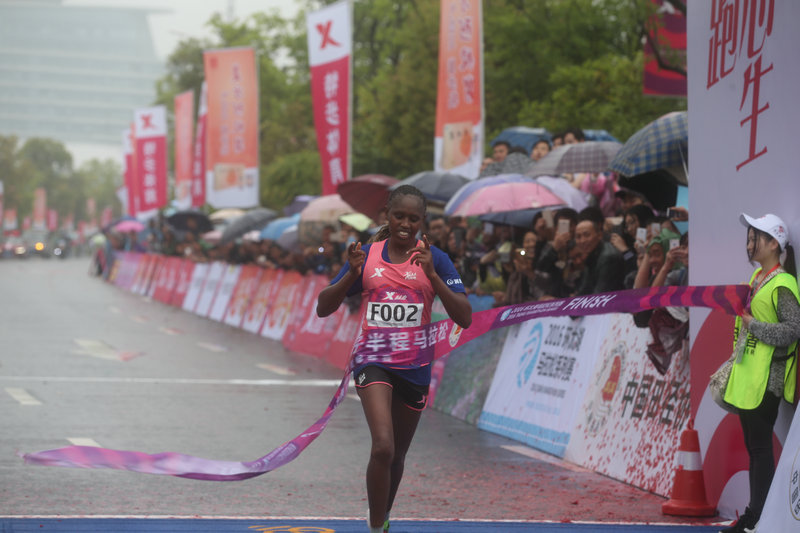 南京女子半馬雨中開跑 肯尼亞選手包攬前三【8】