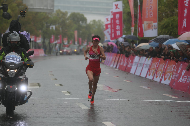南京女子半馬雨中開跑 肯尼亞選手包攬前三【9】