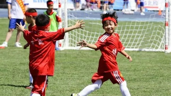 “全國第一屆幼兒家庭親子足球嘉年華”盛大舉行