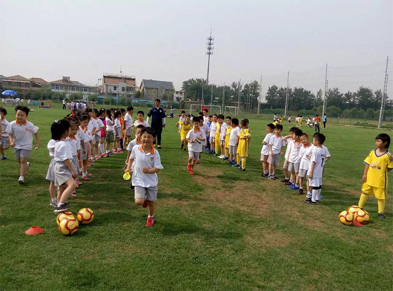 北京举办小学生足球实践课程体验活动