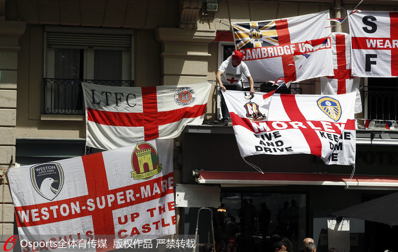 揮舞旗幟的英格蘭球迷