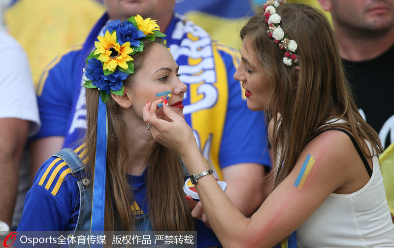 烏克蘭美女球迷忙梳妝