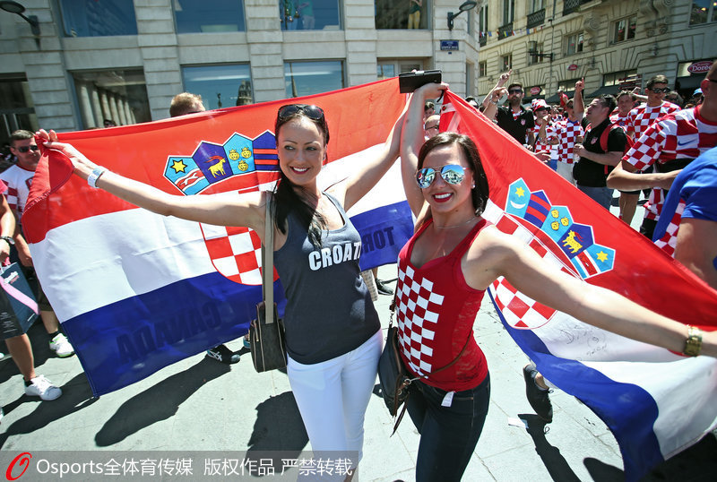 克羅地亞球迷旗幟張揚