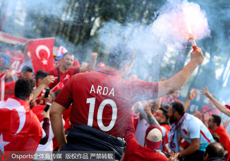 身披圖蘭球衣的土耳其球迷