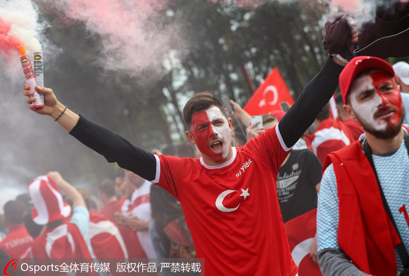 土耳其球迷集結助威