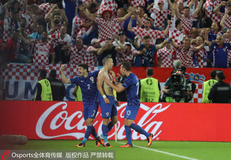 克罗地亚队球员与佩里西奇庆祝进球