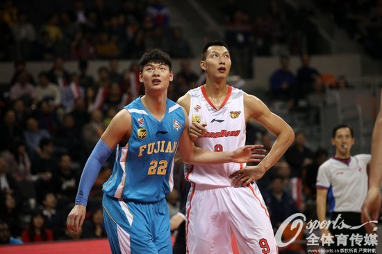 资料图：王哲林（左）在2014-15赛季中与广东的易建联对位。 (陈瑞光/Osports全体育传媒 版权作品 严禁转载)