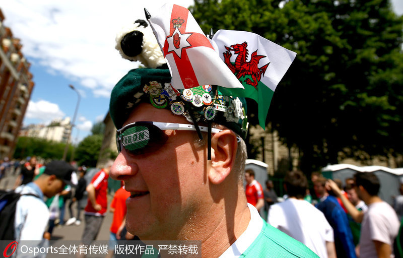 北愛爾蘭球迷展示創意帽子