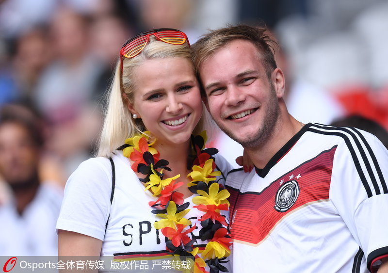 德國情侶享受比賽