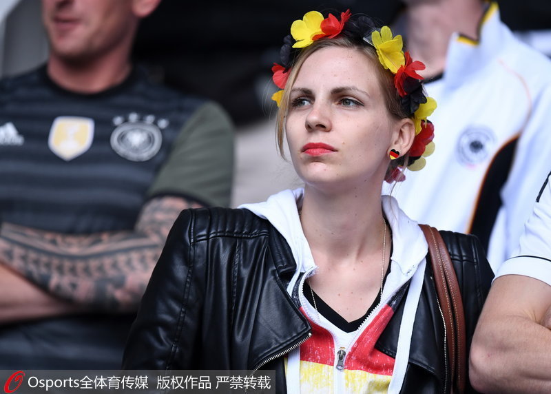 德國美女球迷神態自若