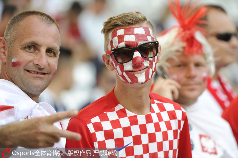 波蘭球迷裝扮搶眼